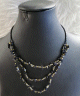 Collier fantaisie femmes pierres noires agencees de petites perles dorees