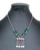 Collier artisanal marocain avec pierres verte agremente de breloques gravees argentees
