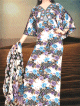 Robe orientale d'ete btodee au niveau du col avec des motifs fleuris