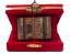 Coffret decoratif en velours rouge avec plaque metallique contenant des inscriptions islamiques