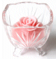 Bougie parfumee sous forme de fleur de couleur rose claire dans un joli recipient en verre