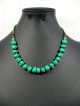 Collier ethnique artisanal 19 pierres vertes de 1cm agremente de fines perles noires