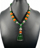 Collier ethnique artisanal avec pierres orange et vert agremente de breloques et d'armatures argentees