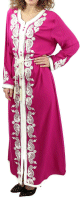 Robe traditionnelle marocaine de type caftan de couleur fuchsia