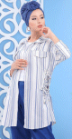 Chemise mi-longue style corsaire de couleur blanche et bleue