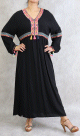 Robe noire longue et ample (large) avec broderies et petits pompons multi-couleurs (100 % coton)