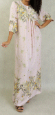 Robe d'interieur 100% coton (gandoura) manches longues motifs fleurs pour femme sur un fond Rose poudree