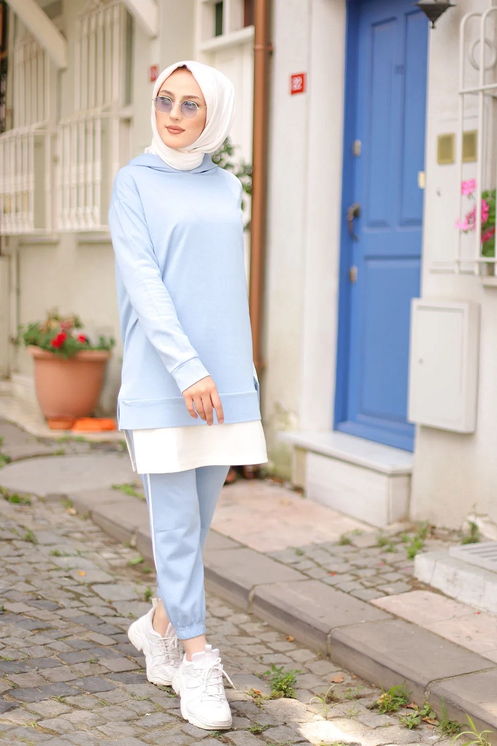 Ensemble décontracté et tenue de sport 2 pièces (Mode islamique pour femme)  - Couleur Bleu ciel et blanc