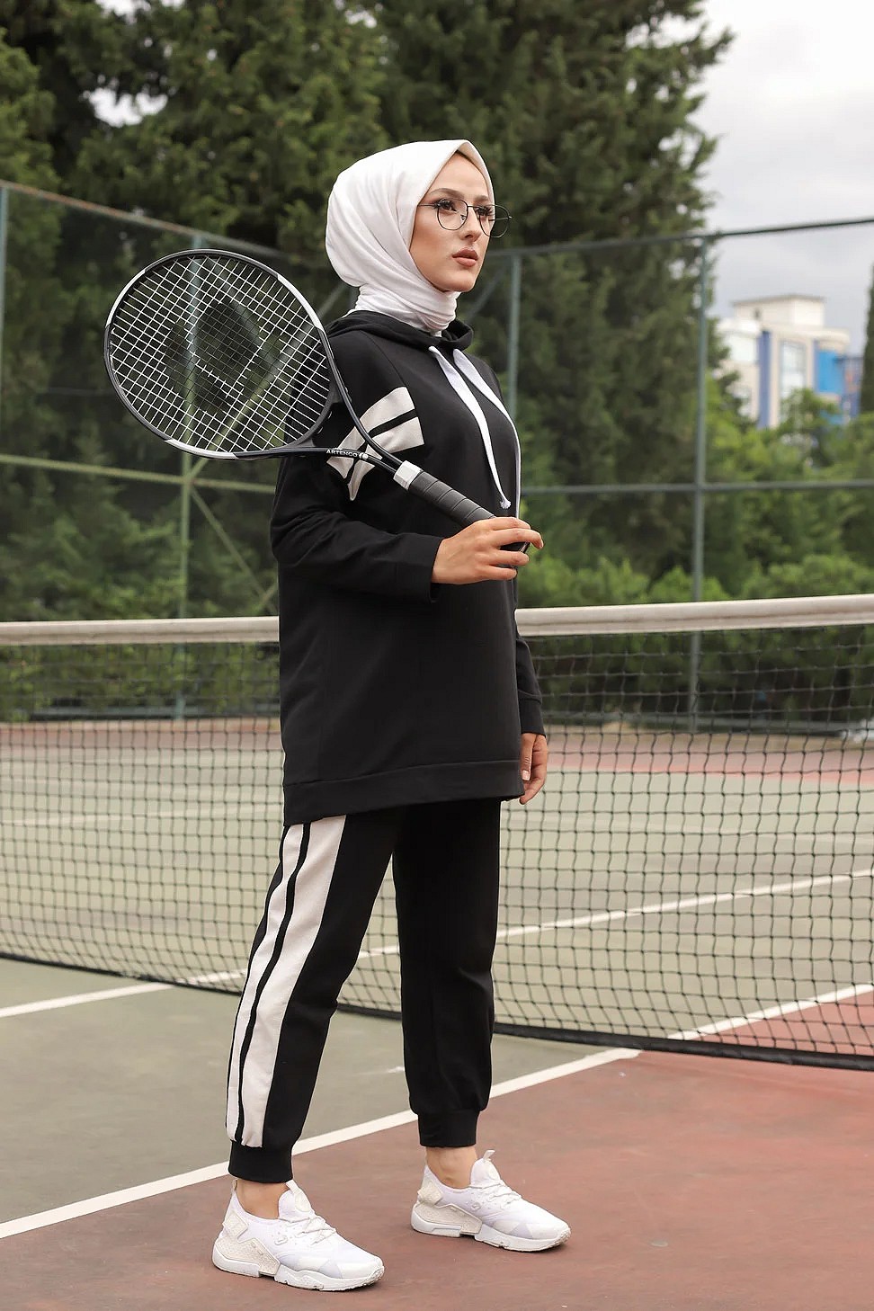 Ensemble survêtement 2 pièces : Sweat à capuche et Jogger - Vetement Sport  femme voilée - Couleur blanc et Noir - Prêt à porter et accessoires sur