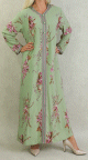 Robe fluide style djellaba marocaine fleurie avec capuche sur un fond vert amande pour femme