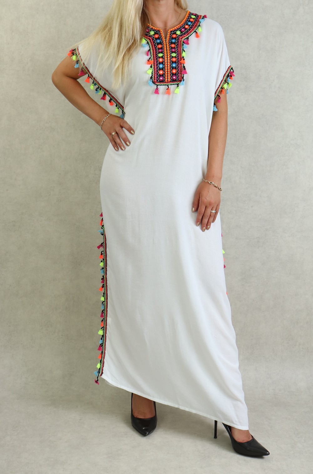 Robe orientale d'été ou d'intérieur avec pompons multicolores de couleur  blanche pour femme