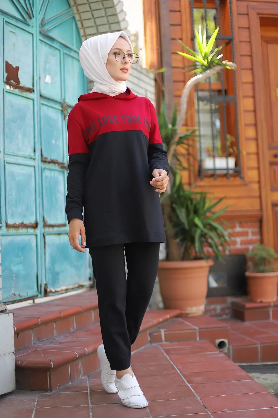Survêtement hijab sport à capuche pour femme musulmane (Ensemble  Sportswear) - Couleur noir et bordeaux