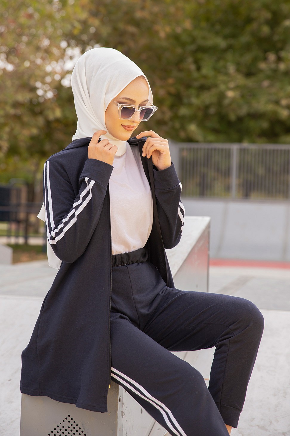 Survêtement tricolore à capuche imprimé Breathe (Sportswear femme voilée)  - Couleur Bleu de Chanel, noir et blanc