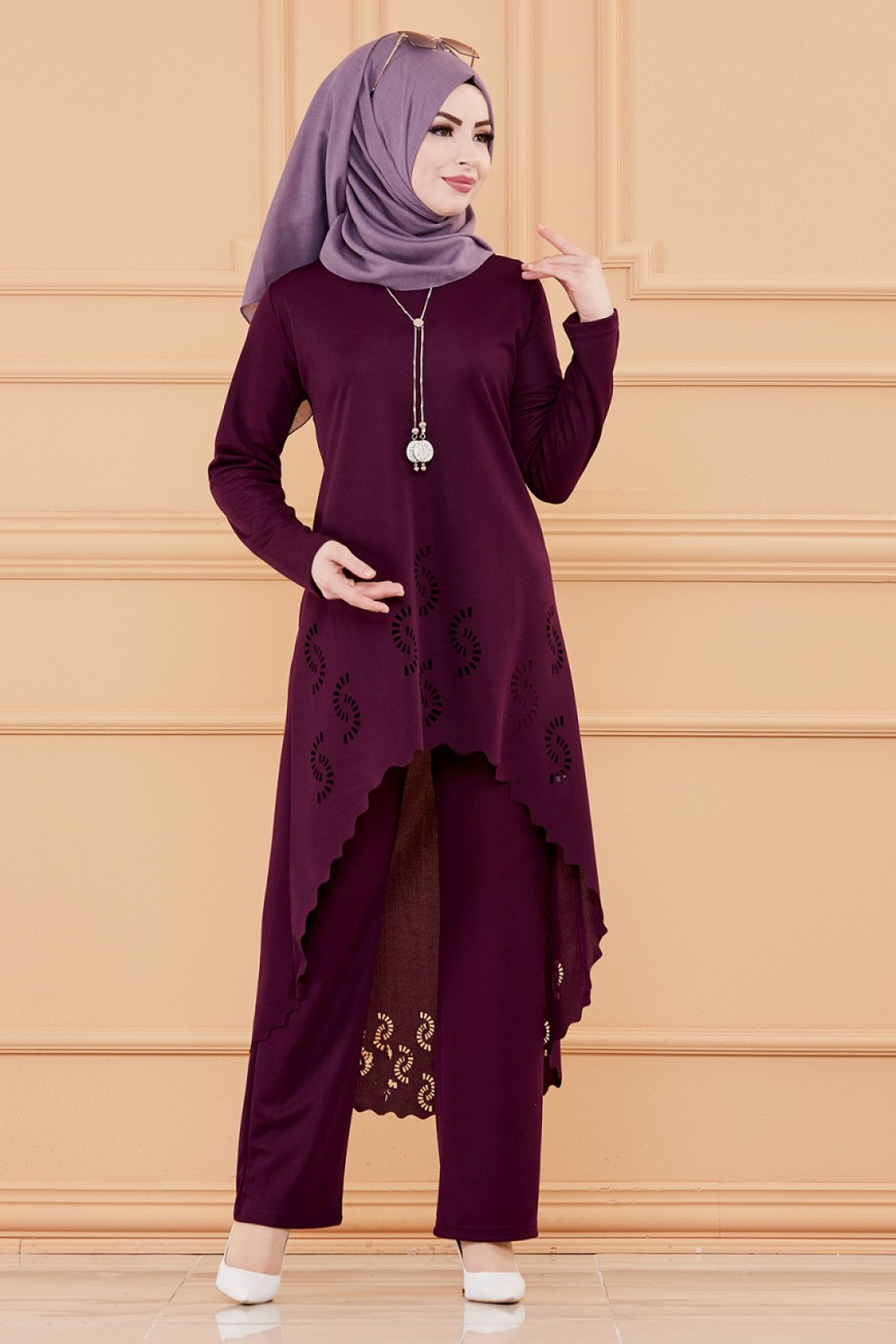Ensemble découpé au laser : Tunique et pantalon assorti pour femme  (Vêtement hijab classique) - Couleur prune