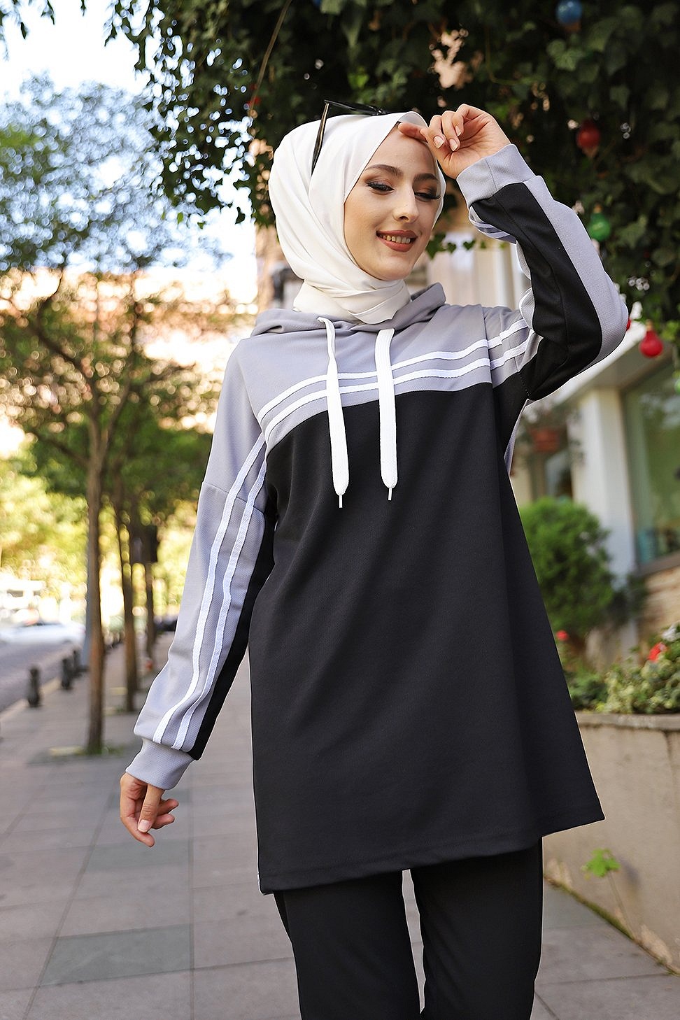 Survêtement tricolore à capuche imprimé Breathe (Sportswear femme voilée)  - Couleur Bleu de Chanel, noir et blanc