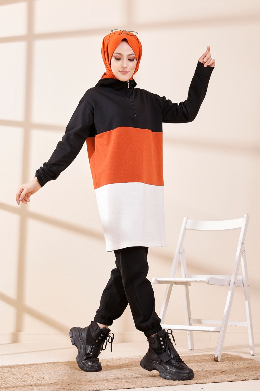Ensemble sportswear tricolore pour femme : tunique zippée à