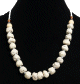 Collier ethnique artisanal imitation pierres blanches agremente de perles blanche et en metal